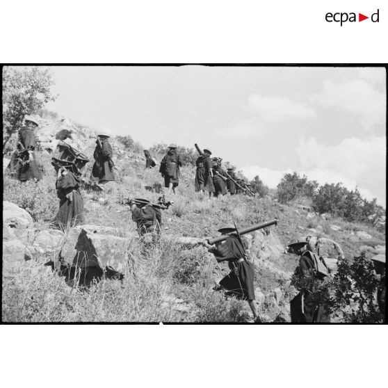 Progression d'une section de mortiers du 11e tabor du 4e GTM (groupe de tabors marocains) lors d'une manoeuvre du CEF (corps expéditionnaire français).