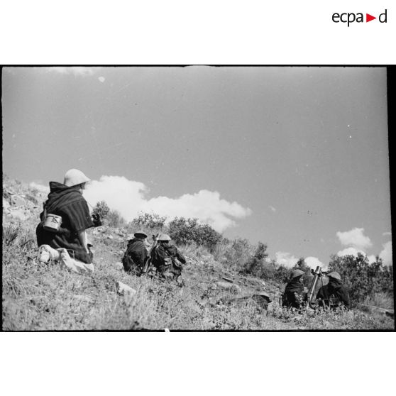 Des goumiers, servants d'une section de mortiers du 11e tabor du 4e GTM (groupe de tabors marocains), sont déployés en position de tir pendant une manoeuvre du CEF (corps expéditionnaire français).