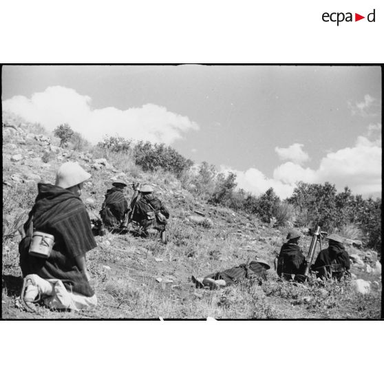 Des goumiers, servants d'une section de mortiers du 11e tabor du 4e GTM (groupe de tabors marocains), sont déployés en position de tir pendant une manoeuvre du CEF (corps expéditionnaire français).