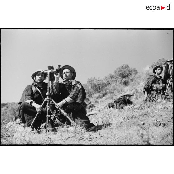 Des goumiers, servants d'une section de mortiers du 11e tabor du 4e GTM (groupe de tabors marocains), sont déployés en position de tir pendant une manoeuvre du CEF (corps expéditionnaire français).