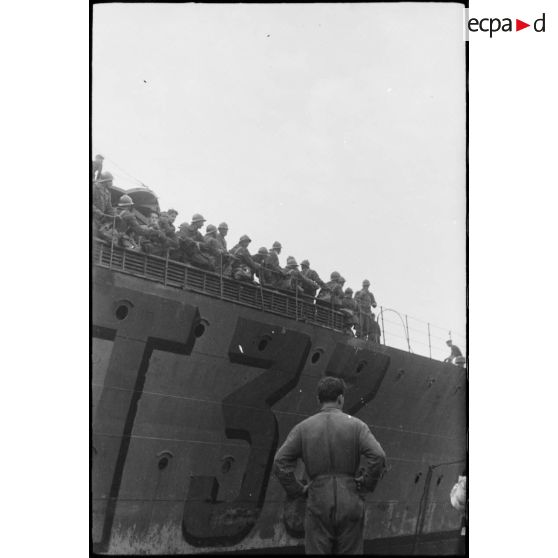 Des tirailleurs marocains (probablement du 1er régiment de tirailleurs marocains) sont embarqués à bord d'un torpilleur qui appareille pour la Corse.