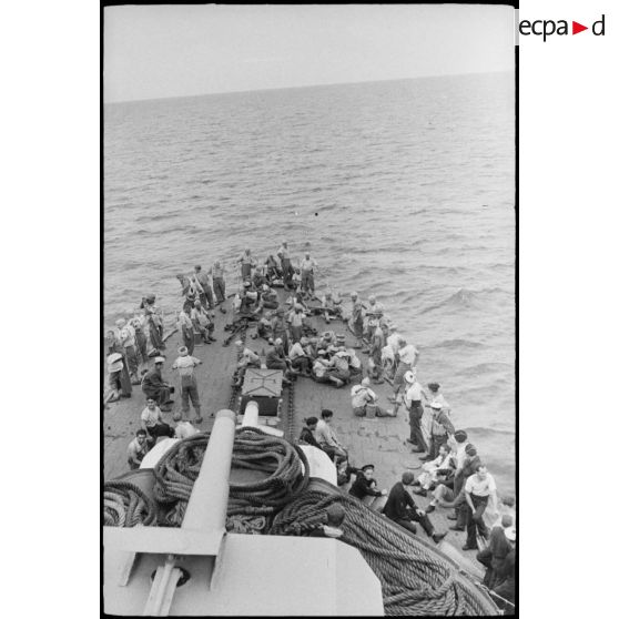 Vue en plongée sur des tirailleurs du 1er RTM (régiment de tirailleurs marocains) rassemblés sur le pont avant d'un torpilleur ou contre-torpilleur à destination de la Corse.