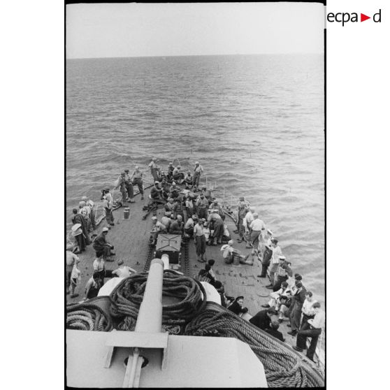 Vue en plongée sur des tirailleurs du 1er RTM (régiment de tirailleurs marocains) rassemblés sur le pont avant d'un torpilleur ou contre-torpilleur à destination de la Corse.