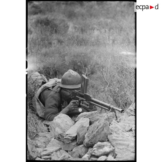 Un tirailleur marocain du 1er régiment de tirailleurs marocains (RTM), équipé d'un fusil-mitrailleur 24/29,est posté en position de tir dans le secteur du col de San Stefano.