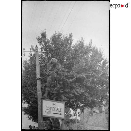 Un transmetteur (probablement affecté à la compagnie de transmissions 88/84) installe une ligne téléphonique aérienne dans le secteur de Murato.