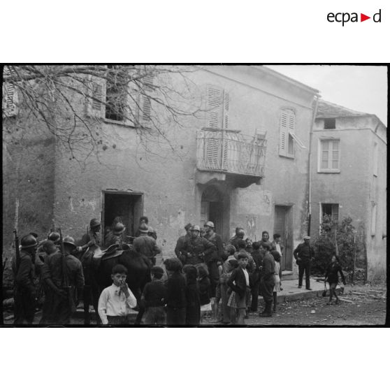 Des tirailleurs du 1er RTM (régiment de tirailleurs marocains) s'entretiennent avec des soldats italiens dans la commune de Murato.