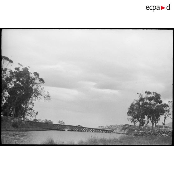 Un pont à structure métallique détruit par les Allemands sur le fleuve côtier Aliso, dans les environs de Saint-Florent.