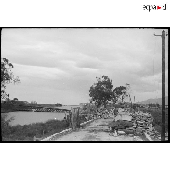 Un pont à structure métallique détruit par les Allemands sur le fleuve côtier Aliso, dans les environs de Saint-Florent.