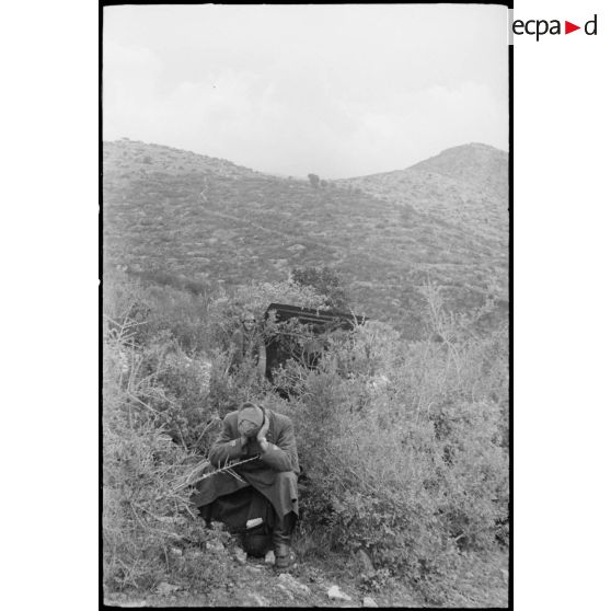 Pièce d'artillerie italienne et ses servants, camouflés dans les environs de Saint-Florent.