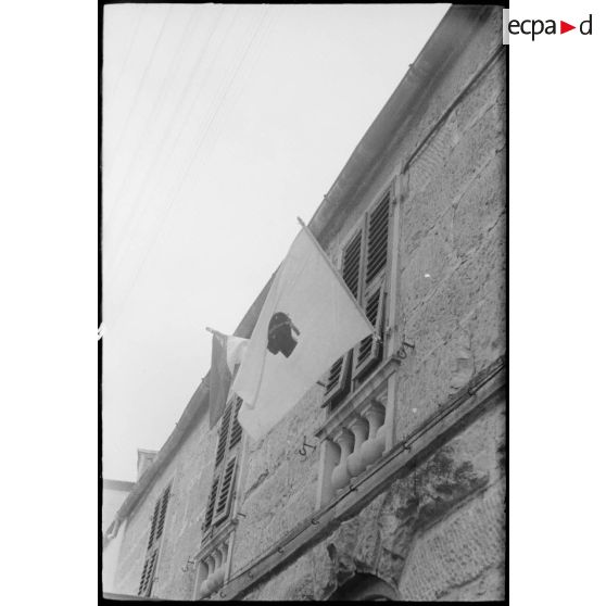 Une maison de la commune de Saint-Florent, qui vient d'être libérée, est pavoisée avec les drapeaux français et corse.