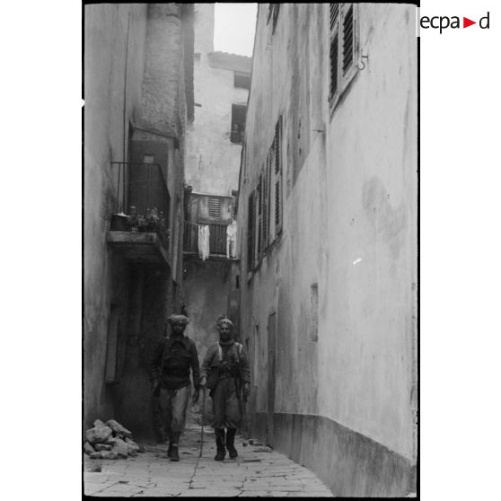 Des goumiers d'un des tabors du 2e GTM (groupe de tabors marocains) circulent dans une rue de Saint-Florent.