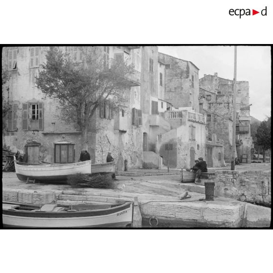 Une place de la commune de Saint-Florent et son port de pêche.