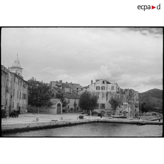 Une place et le port de pêche dans la commune de Saint-Florent.