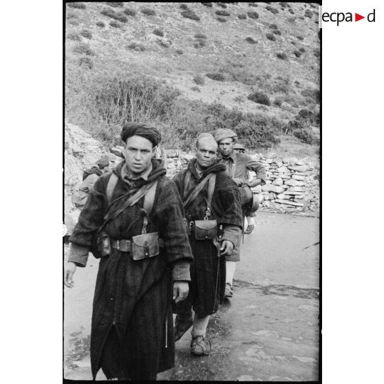 Des goumiers du 2e groupe de tabors marocains (GTM) progressent sur une route en direction du col de Teghime tenu par les Allemands.