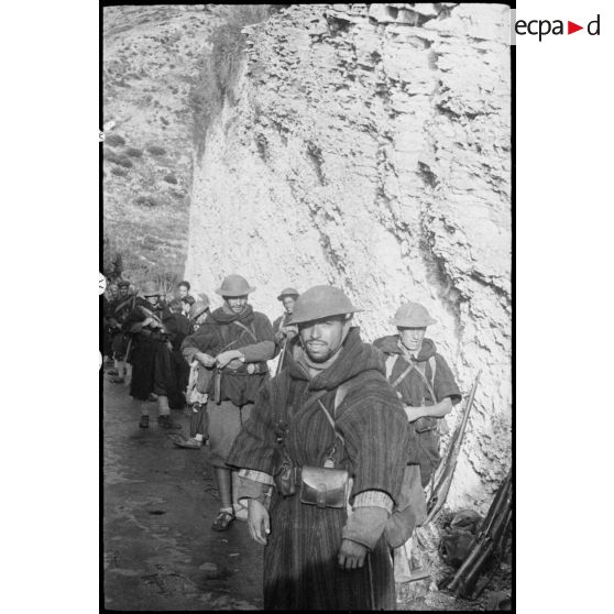 Des goumiers du 2e groupe de tabors marocains (GTM) font une halte au cours de leur progression en direction du col de Teghime tenu par les Allemands.