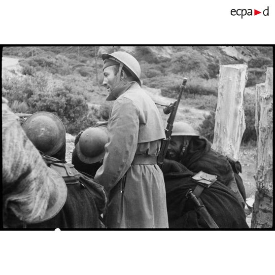 Des goumiers du 2e groupe de tabors marocains (GTM) déplacent un obstacle antichar mis en place par les Allemands sur une route menant vers Patrimonio ou le col de Teghime.