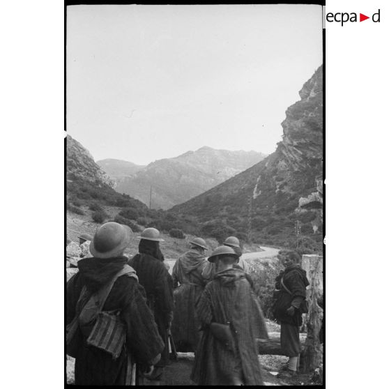 Des goumiers du 2e GTM (groupe de tabors marocains) déplacent un obstacle antichar mis en place par les Allemands sur une route menant vers Patrimonio ou le col de Teghime.