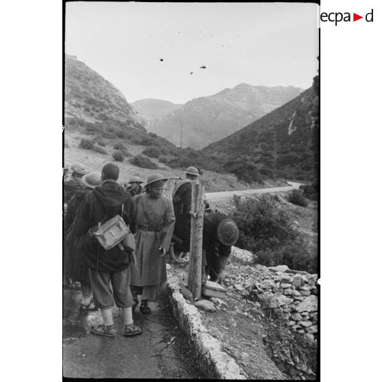 Des goumiers du 2e GTM (groupe de tabors marocains) déplacent un obstacle antichar mis en place par les Allemands sur une route menant vers Patrimonio ou le col de Teghime.