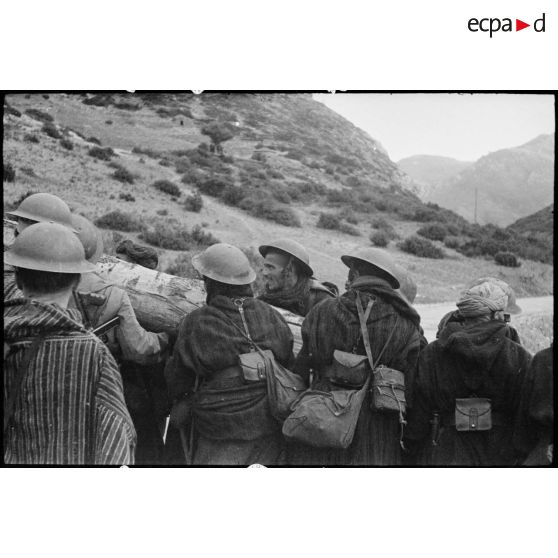 Des goumiers du 2e GTM (groupe de tabors marocains) déplacent un obstacle antichar mis en place par les Allemands sur une route menant vers Patrimonio ou le col de Teghime.