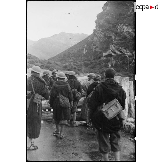 Des goumiers du 2e GTM (groupe de tabors marocains) déplacent un obstacle antichar mis en place par les Allemands sur une route menant vers Patrimonio ou le col de Teghime.