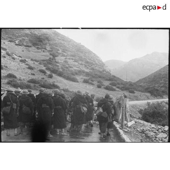 Des goumiers du 2e GTM (groupe de tabors marocains) déplacent un obstacle antichar mis en place par les Allemands sur une route menant vers Patrimonio ou le col de Teghime.