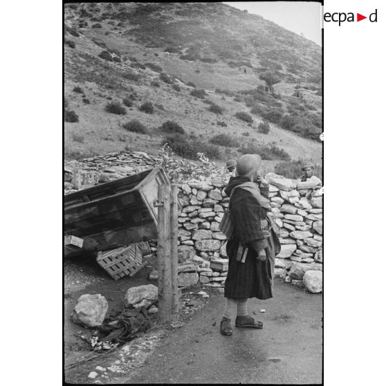 Des goumiers du 2e GTM (groupe de tabors marocains) déplacent un obstacle antichar mis en place par les Allemands sur une route menant vers Patrimonio ou le col de Teghime.