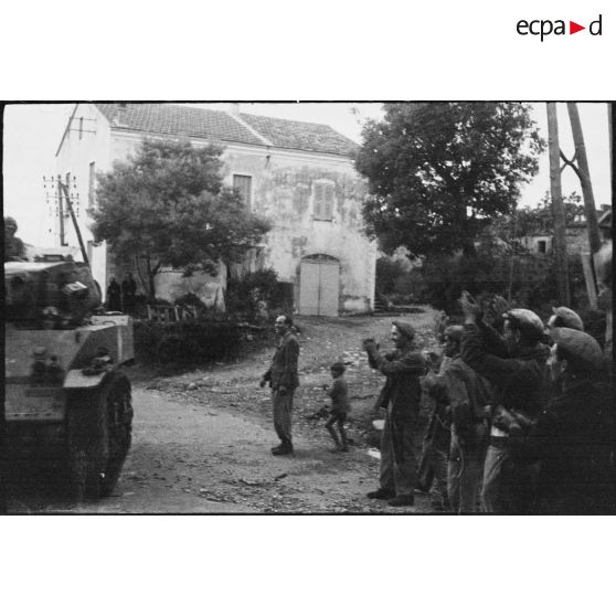 Les habitants du village de Patrimonio libéré applaudissent le passage des chars légers Stuart M5A1 du 4e RSM (régiment de spahis marocains) qui traversent la commune.