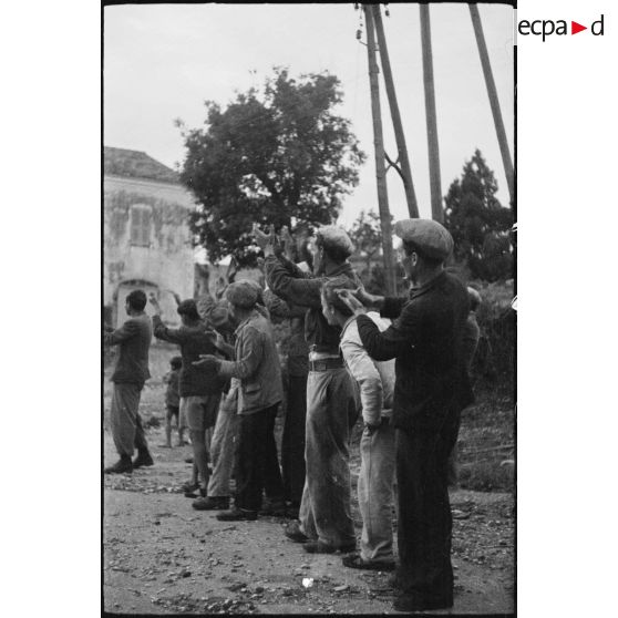 Les habitants du village de Patrimonio libéré applaudissent le passage des chars légers Stuart M5A1 du 4e RSM (régiment de spahis marocains) qui traversent la commune.