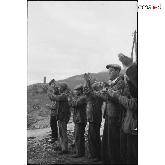 Les habitants du village de Patrimonio libéré applaudissent le passage des chars légers Stuart M5A1 du 4e RSM (régiment de spahis marocains) qui traversent la commune.