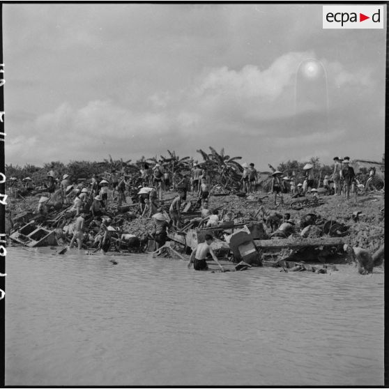 Récupération de la ferraille, jetée par la 11e CMRM (compagnie moyenne de réparation du matériel), dans le fleuve Rouge.