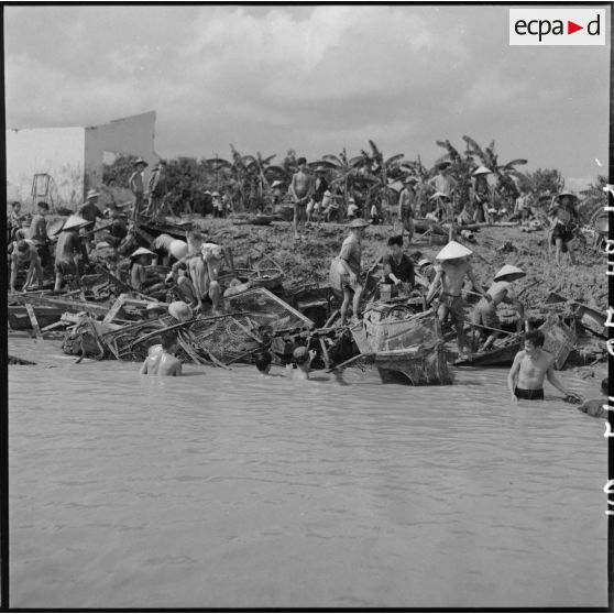 Récupération de la ferraille, jetée par la 11e CMRM (compagnie moyenne de réparation du matériel), dans le fleuve Rouge.