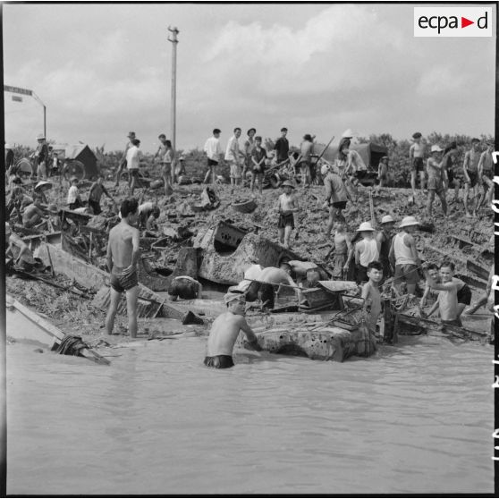 Récupération de la ferraille, jetée par la 11e CMRM (compagnie moyenne de réparation du matériel), dans le fleuve Rouge.