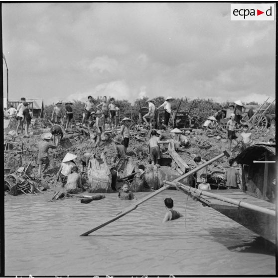 Récupération de la ferraille, jetée par la 11e CMRM (compagnie moyenne de réparation du matériel), dans le fleuve Rouge.