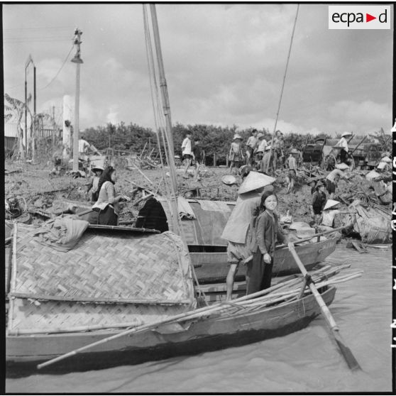 Récupération de la ferraille, jetée par la 11e CMRM (compagnie moyenne de réparation du matériel), dans le fleuve Rouge.