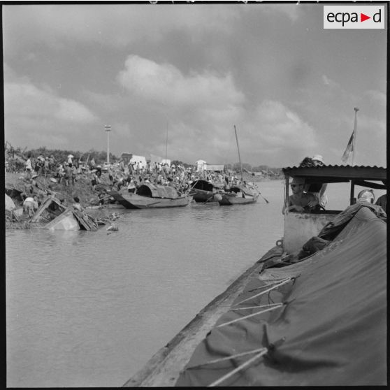 Récupération de la ferraille, jetée par la 11e CMRM (compagnie moyenne de réparation du matériel), dans le fleuve Rouge.