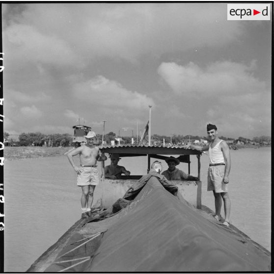 Militaires du CEFEO à bord d'un bateau sur le fleuve Rouge.