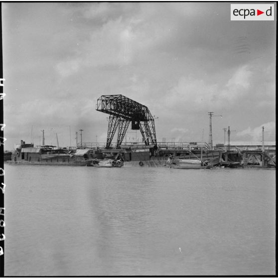 Sampans et bâtiments de soutien sur le fleuve Rouge.