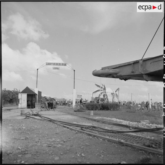 Récupération de la ferraille jetée par la 11e CMRM (compagnie moyenne de réparation du matériel).