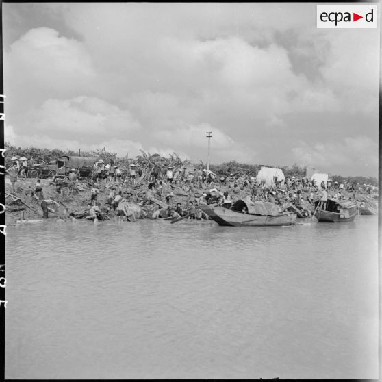 Récupération de la ferraille, jetée par la 11e CMRM (compagnie moyenne de réparation du matériel), dans le fleuve Rouge.