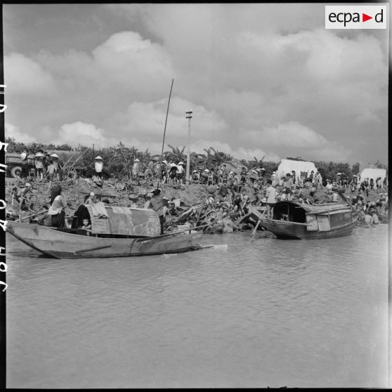 Récupération de la ferraille, jetée par la 11e CMRM (compagnie moyenne de réparation du matériel), dans le fleuve Rouge.