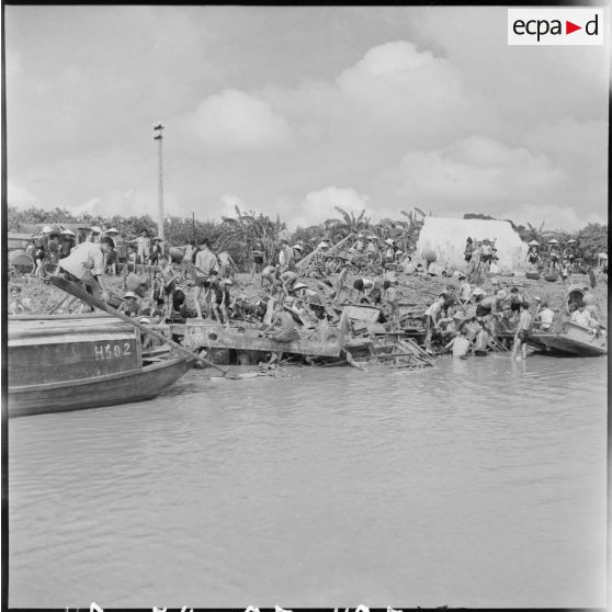 La ferraille, jetée par la 11e CMRM (compagnie moyenne de réparation du matériel), dans le fleuve Rouge.