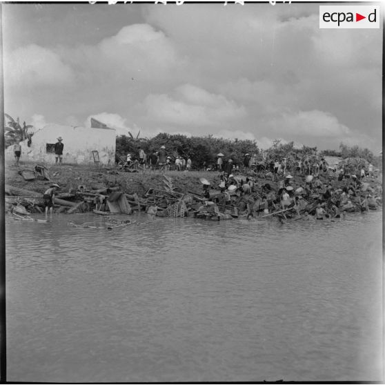 Récupération de la ferraille, jetée par la 11e CMRM (compagnie moyenne de réparation du matériel), dans le fleuve Rouge.