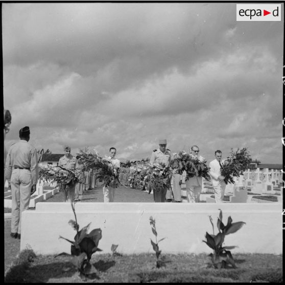 Le général de Castries, M. le Gouverneur du Nord-Vietnam, le général Cogny, M. Bordaz et M. Compain devant le monument aux morts de Kim Lien.