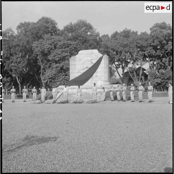 Les soldats du CEFEO (Corps expéditionnaire français en Extrême-Orient) devant un monument aux morts.