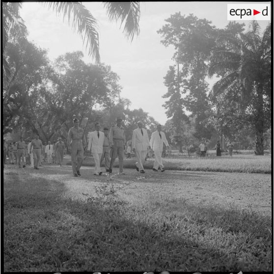 Le général de Castries, M. le Gouverneur du Nord-Vietnam, le général Cogny, M. Bordaz et M. Compain pour un dernier hommage aux soldats morts au combat en Indochine.