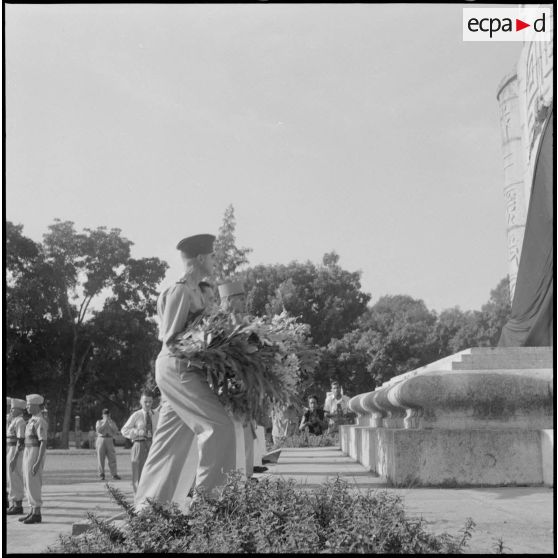 Dépot de gerbes de fleurs au pied du monument aux morts du square René Robin.