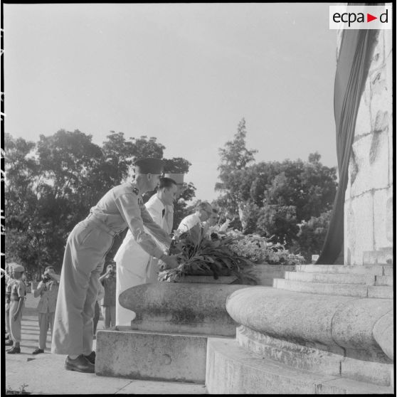 Le général de Castries, M. le Gouverneur du Nord-Vietnam, le général Cogny, M. Bordaz et M. Compain déposent des gerbes de fleurs au pied du monument aux morts du square René Robin.