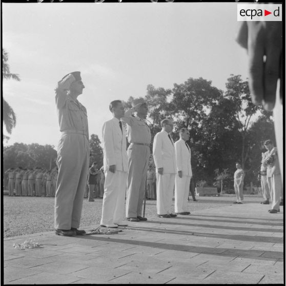 Le général de Castries, M. le Gouverneur du Nord-Vietnam, le général Cogny, M. Bordaz et M. Compain devant le monument aux morts du square René Robin.