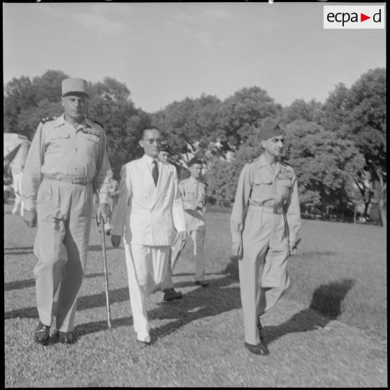 Le général de Castries, M. le Gouverneur du Nord-Vietnam et le général Cogny dans un square.