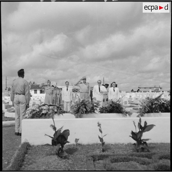 Le général de Castries, M. le Gouverneur du Nord-Vietnam, le général Cogny, M. Bordaz et M. Compain devant le monument aux morts de Kim Lien.